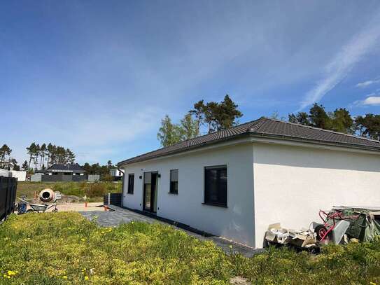 Wohnen wo andere Urlaub machen - Moderner Bungalow im beliebten Wohngebiet am Bernsteinsee