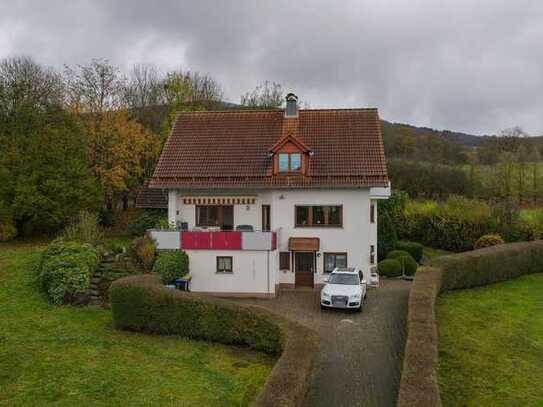 Komfortables Wohnen mit Weitblick: Zweifamilienhaus in Wendershausen