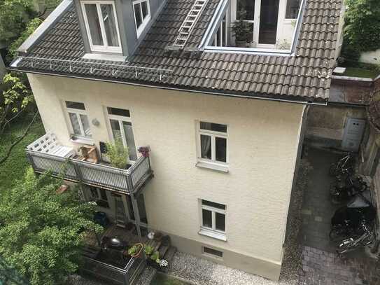 SOFORT-Bezug: ruhige 2 - Zimmer - Altbauwohnung mit Terrasse und Wohnküche