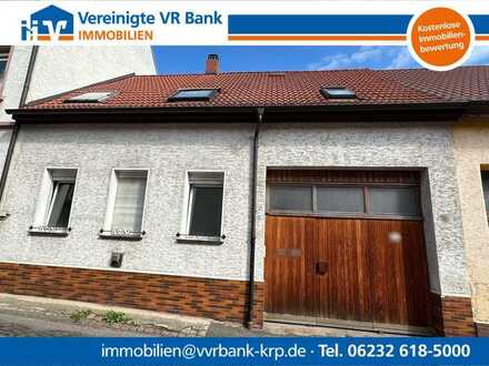 In die Jahre gekommenes Wohnhaus sucht Zuwendung