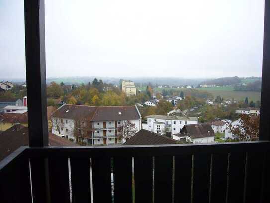 Stilvolle, sanierte 2-Zimmer-Wohnung mit Balkon und Einbauküche in Passau