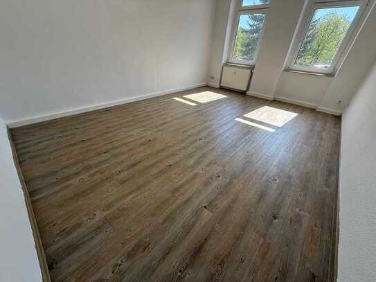 WG-gerecht im 1. OG / Bad mit Wanne / Laminat !