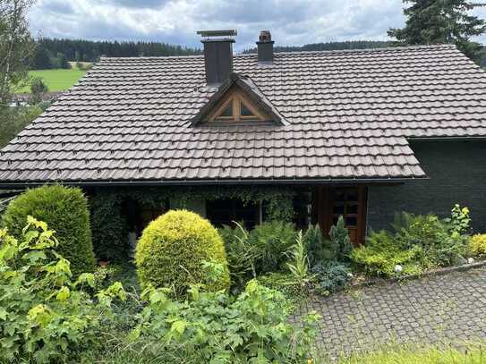 Toplage mit Top-Ausblick: Günstiges & modernisiertes 9,5-Zimmer-Einfamilienhaus mit Blick ins Grüne