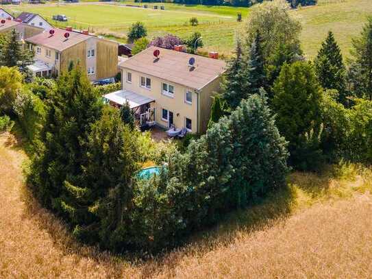 Mit Keller, Einbauküche, zwei Bädern, Pool u.v.m.: Stadtvilla-Doppelhaushälfte am Feld in Prötzel