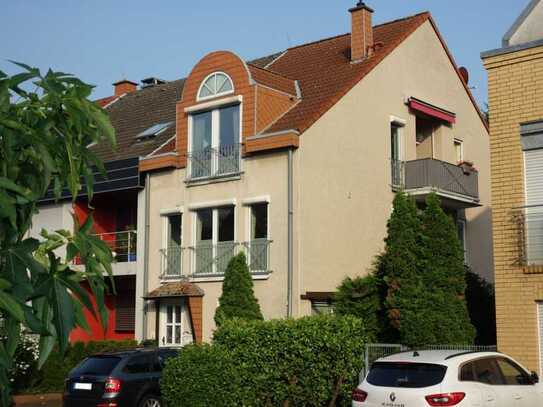 Sehr helle Maisonette-Wohnung in der Nähe zum Rhein!