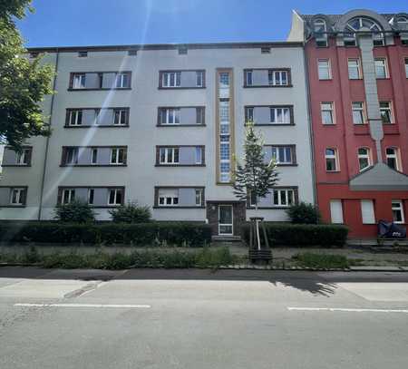 SCHÖNE * 2 ZIMMER WOHNUNG * BALKON * BAD MIT FENSTER