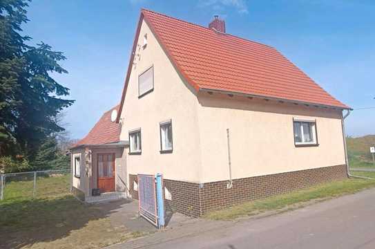 Charmantes Einfamilienhaus mit Stallgebäude, Garage und schönen Gartenanlagen zum Verkauf