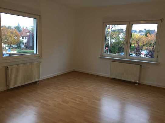 Renovierte, helle 3-Zimmer-Wohnung mit Balkon und Einbauküche in Friedberg/West