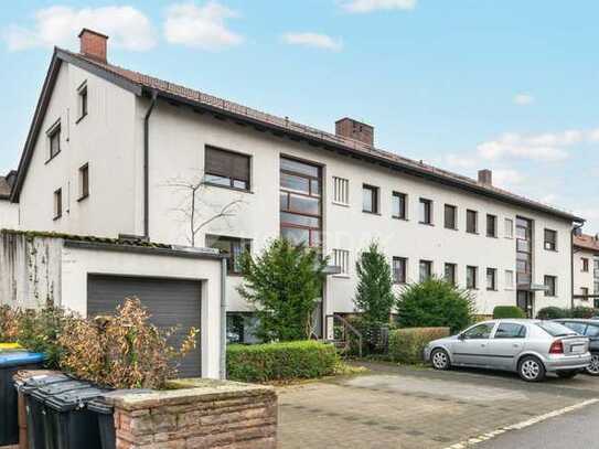 Schön geschnittene Dachgeschosswohnung mit Balkon und PKW-Stellplatz