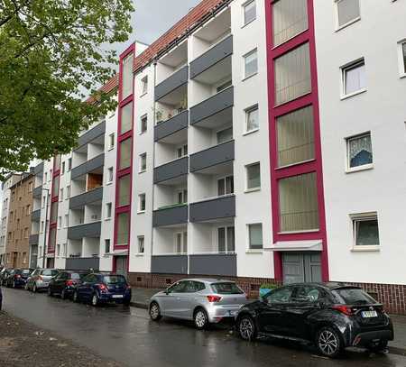 Geschmackvolle, vollständig renovierte 2-Raum-Wohnung mit Balkon in Köln Mülheim