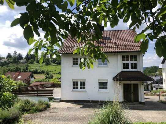 Schönes Zweifamilienhaus in der Natur bezugsfrei ab Mai