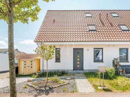 Moderne Doppelhaushälfte mit grünem Garten in unmittelbarer Nähe zum Golfplatz