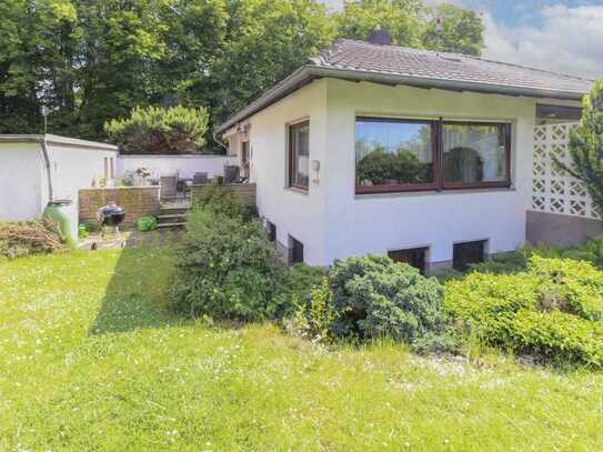 Platz auf einer Ebene: Bungalow mit nicht einsehbarem, sonnigem Garten, 2 Terrassen und Garage