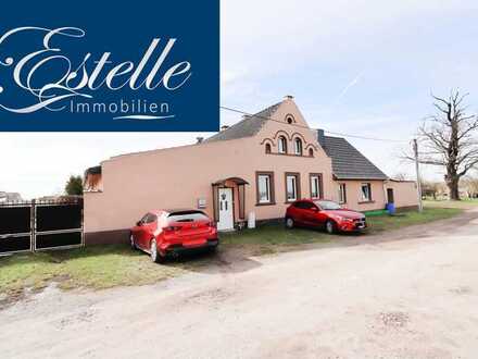 Großflächiges Haus mit viel Grünfläche und Photovoltaikanlage