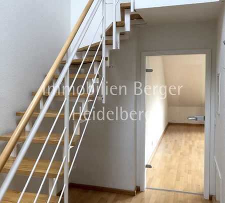 Nähe Schlosspark: Attraktive Maisonette mit 2 Zimmern + Dachstudio, 2 Balkone, 2 TG-Stellplätze!