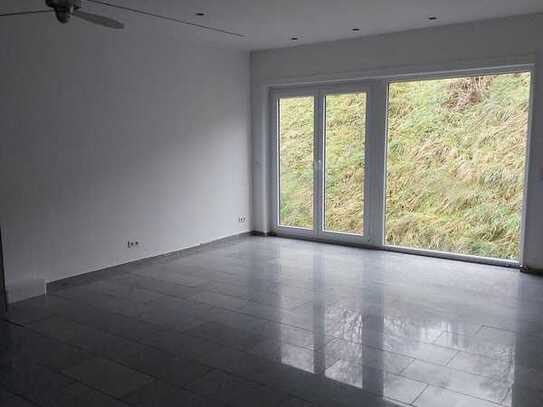 Große, renovierte 4,5 Zimmer Wohnung mit Garten, Terrasse und Gäste-WC