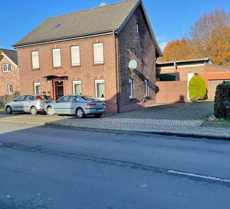 Ehemaliges landwirtschaftliches Anwesen mit Innenhof und Nebengebäuden in 41844 Wegberg-Klinkum