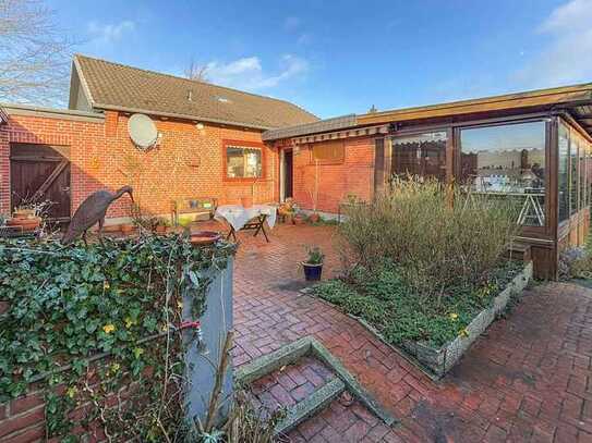 Gemütliches Rotklinkerhaus mit Wintergarten und großem Garten