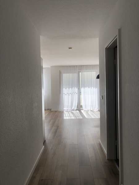 Helle 2,5-Zimmer Wohnung mit Balkon im 1. OG in Zuffenhausenn Rot in absoluter Grünlage