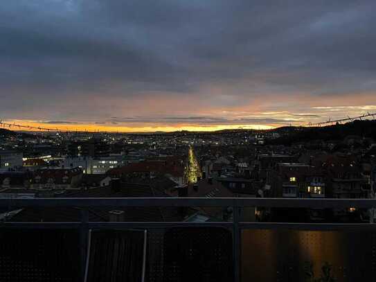Helle Dachgeschosswohnung im Stuttgarter Westen mit Blick in alle Himmelsrichtungen