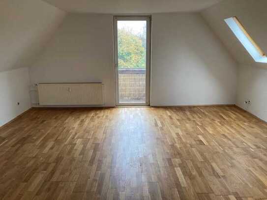 Großzügige ruhige 1 Zimmer Dachgeschoss Wohnung mit Balkon und EBK in Hilden Süd