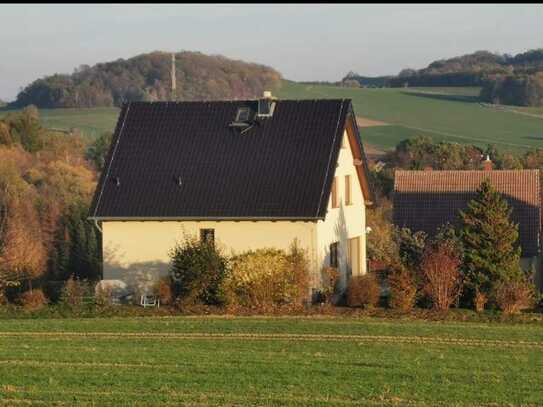 Schickes Wohnhaus in ländlicher Umgebung und Aussichtslage