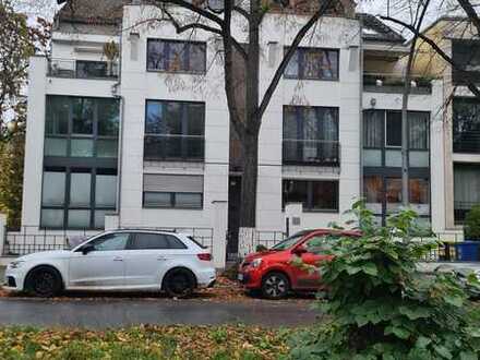 Geschmackvolle 5-Raum-Wohnung mit Terrasse, Garagenplatz, Gartennutzung und EBK in Berlin