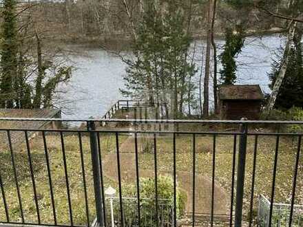 Wassergrundstück mit eigenem Steg und gemütlichem Haus