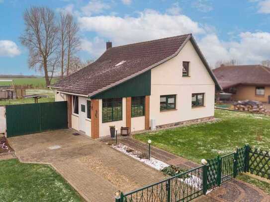 Wohnen im Grünen: Tolles EFH mit großem Garten und Doppelgarage in naturnaher Lage