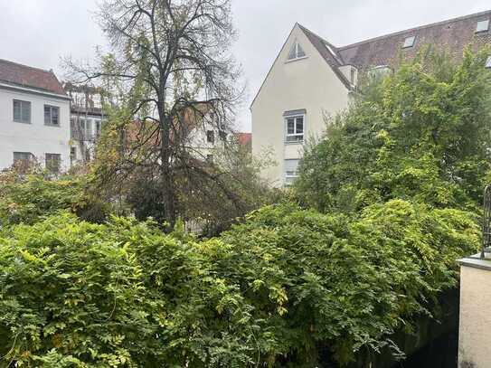 2-Zimmer-Hochparterre-Wohnung mit EBK in Zentrale Lage