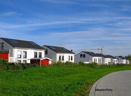 Kapitalanlage + Vierfamilienhaus und 3 Garagen +