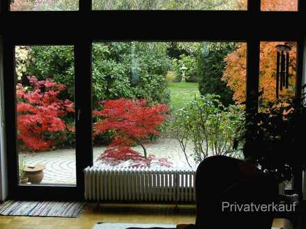 Helles Reihenhaus mit Garten wie ein Park