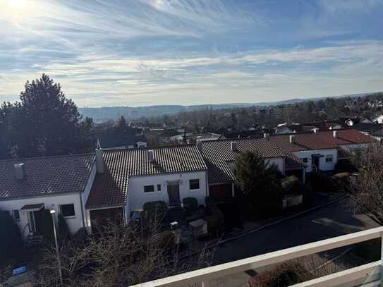 Attraktive modernisierte 2,5-Zimmer-Penthouse Wohnung mit traumhafter Aussicht in Göppingen