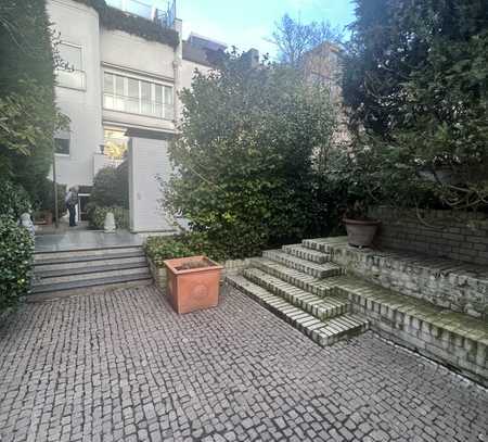 Erstbezug nach Sanierung mit EBK und Balkon und Garten: Traumhafte 6-Zimmer-Wohnung in Düsseldorf