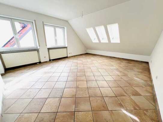 * seit 1992 IMMO-ZAHN * SOFORT FREI * TOP Maisonette-Dachstudio mit EBK, Balkon & STP