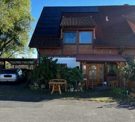 Geräumige Doppelhaushälfte in schöner Holz-Stein-Bauweise mit großem Grunstück und viel Platz