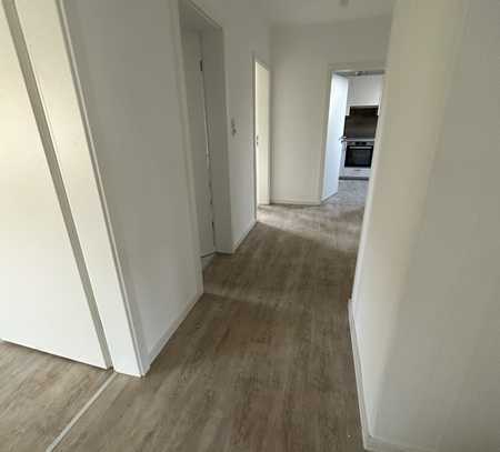 Vollständig renovierte Wohnung mit drei Zimmern und EBK in Würzburg