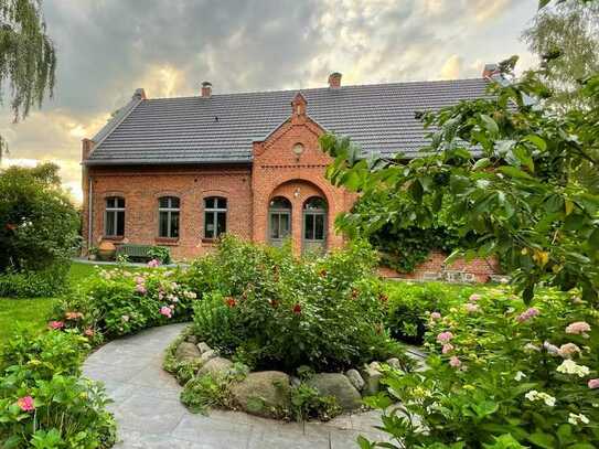 Ehemalige Dorfschule mit Nebengelass bei Sternberg