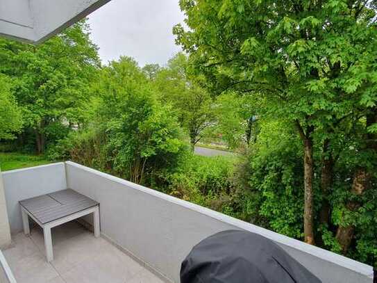 Helle und kernsanierte 4-Zimmerwohnung mit EBK, Balkon und Blick ins Grüne