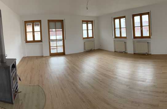 Helle 3-Zimmer-Wohnung mit Balkon u. EBK in Bad Neustadt/Saale, zentrale Lage