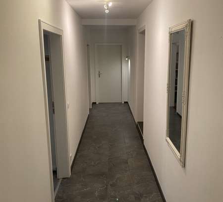 Vollständig renovierte 2-Zimmer-Wohnung mit Einbauküche und KFZ-Stellplatz in Gummersbach
NK € 250,-