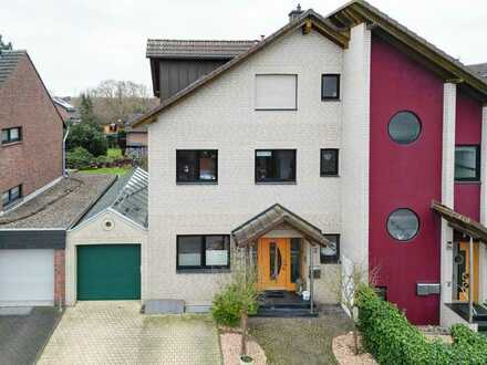 Hochwertige Haus im Haus Wohnung mit Wintergarten, Garten, Einliegerwohnung und Garage