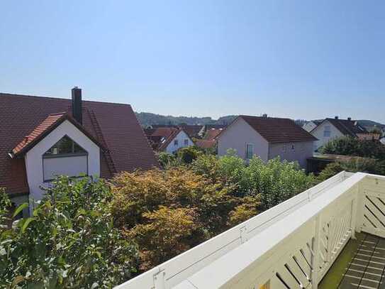 Ruhige 3-Zimmer-Dachgeschosswohnung mit Balkon und Einbauküche in Mauern