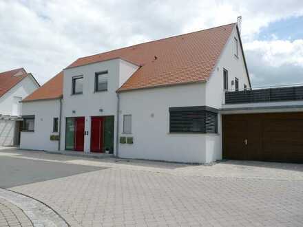 Moderne Wohnung in ruhiger Doppelhaushälfte mit Garten und Garage