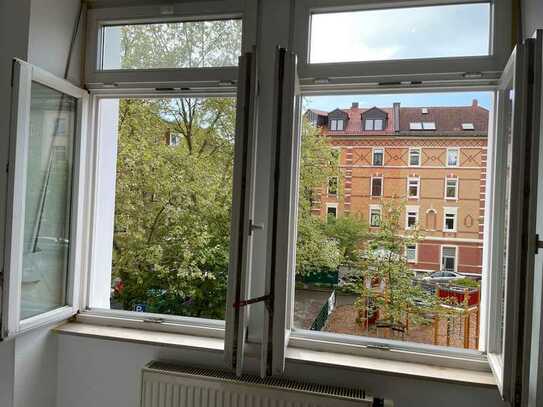 Neu renovierte 2-Zimmer-Wohnung mit großem Balkon und Einbauküche in Würzburg-Grombühl