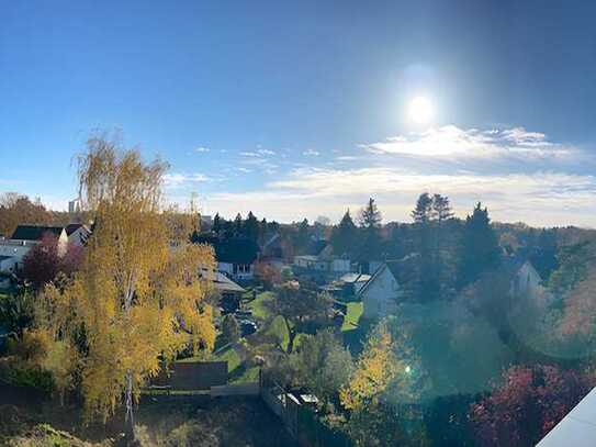 SCHÖN HAUSEN! Grandioses 1-Zi.-Apartment über den Dächern mit Südbalkon