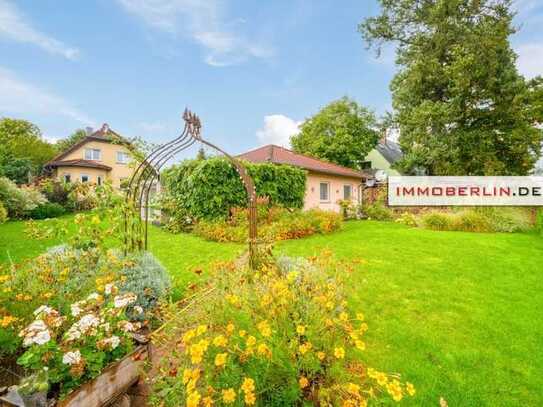 IMMOBERLIN.DE - Entzückender Bungalow mit Gartenidylle & Wintergarten im Berliner Speckgürtel