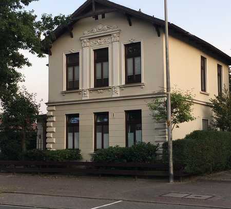 Gepflegte Wohnung mit drei Zimmern sowie Dachterasse und Einbauküche in Delmenhorst