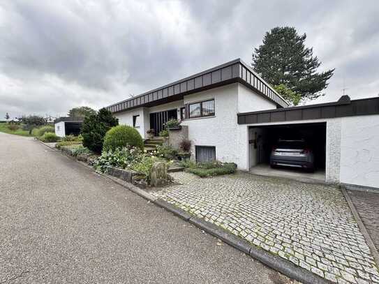 Freistehender Bungalow: Gepflegt und gut aufgeteilt mit Garten und 2 Garagen in ruhiger Lage