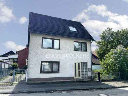 Geräumiges Zweifamilienhaus mit sonniger Dachterrasse